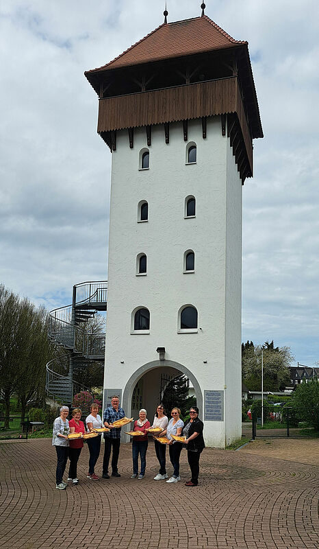 Vor dem Turm der Erinnerung in Drabenderhhe wird ...