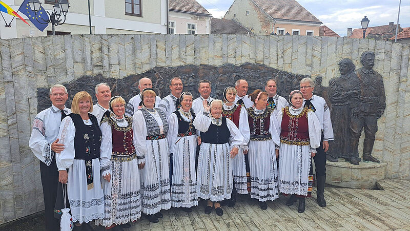 Schsische Trachtentrger vor dem ...