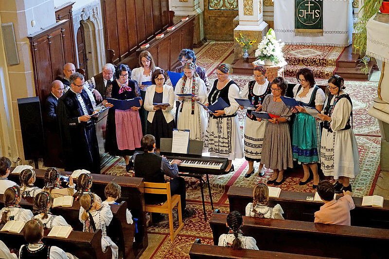 Gottesdienst in Schsisch-Regen: Der Frauenchor ...