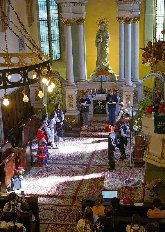 Kinder spielen Evakuierungsszenen in Schsisch ...
