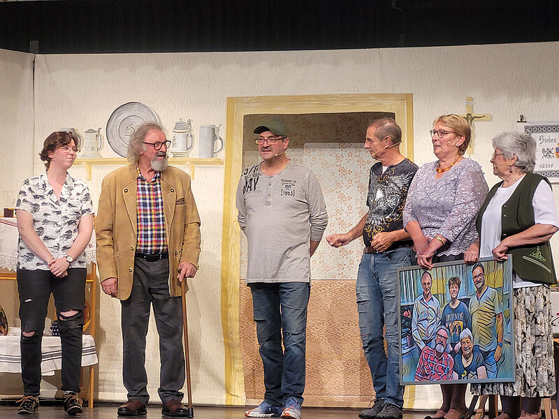 Uraufführung des Theaterstücks „Äm Wundel der ...