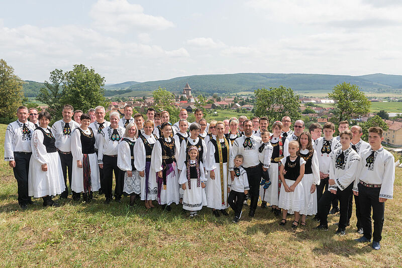 Hamrudner Trachtengruppe auf dem Friedhof, im ...