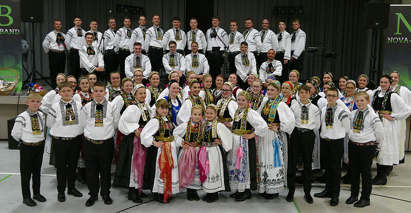 Osterball: Gruppenbild der Jugendtanzgruppen ...