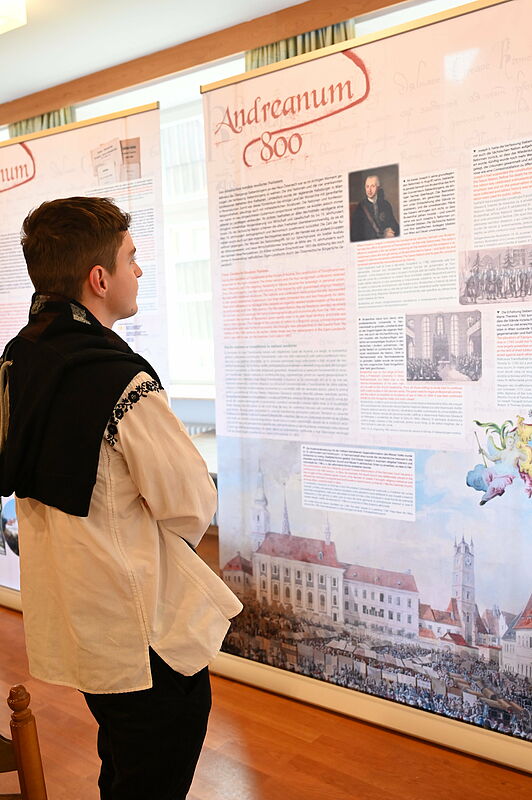 Besucher der Ausstellungserffnung. Foto: ...