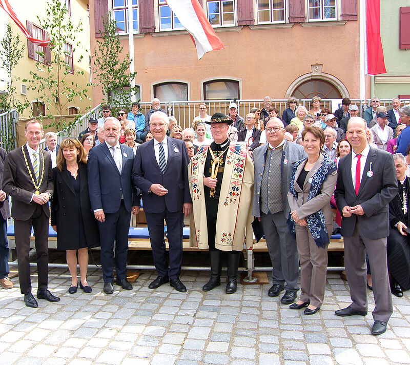 Ehrengste bei der Festkundgebung, von links: OB ...