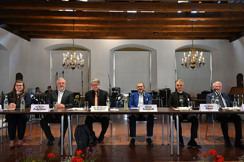 Auf dem Podium im Schrannen-Festsaal ...