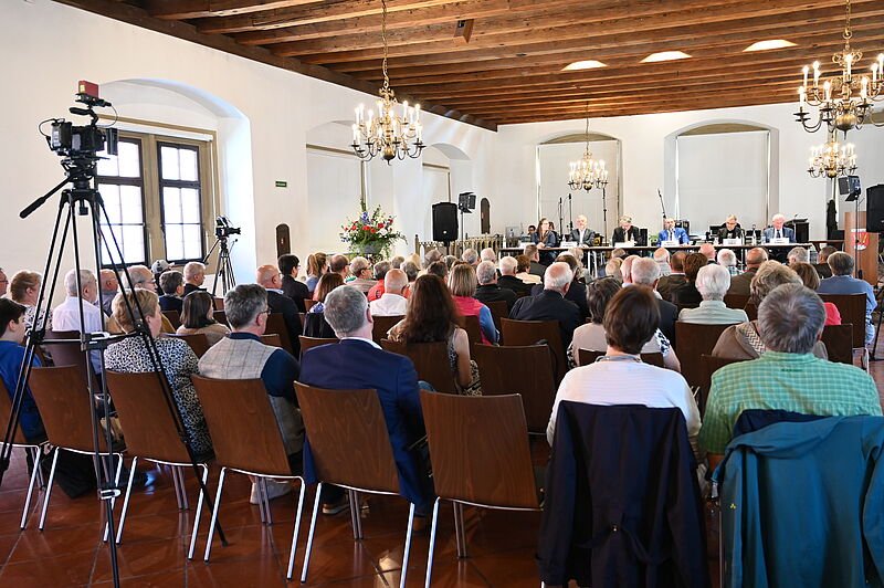 Engagierte Podiumsdiskussion im dicht besetzten ...
