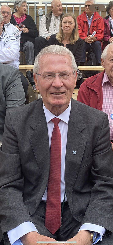 Horst Gbbel auf der Festtribne vor der ...