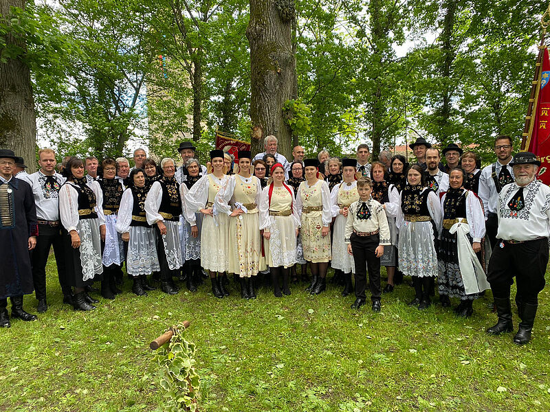 Trachtentrger der Heimatgemeinschaft Heldsdorf ...