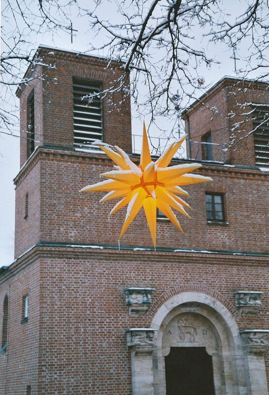 Herrenhuter Stern vor der Christuskirche in ...