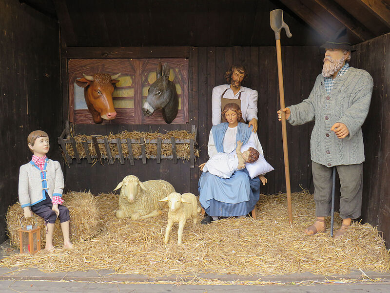 Krippe auf dem Weihnachtsmarkt beim Schloss ...