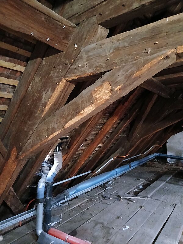 Dachgeblk mit alten Heizungsrohren. Foto: ...