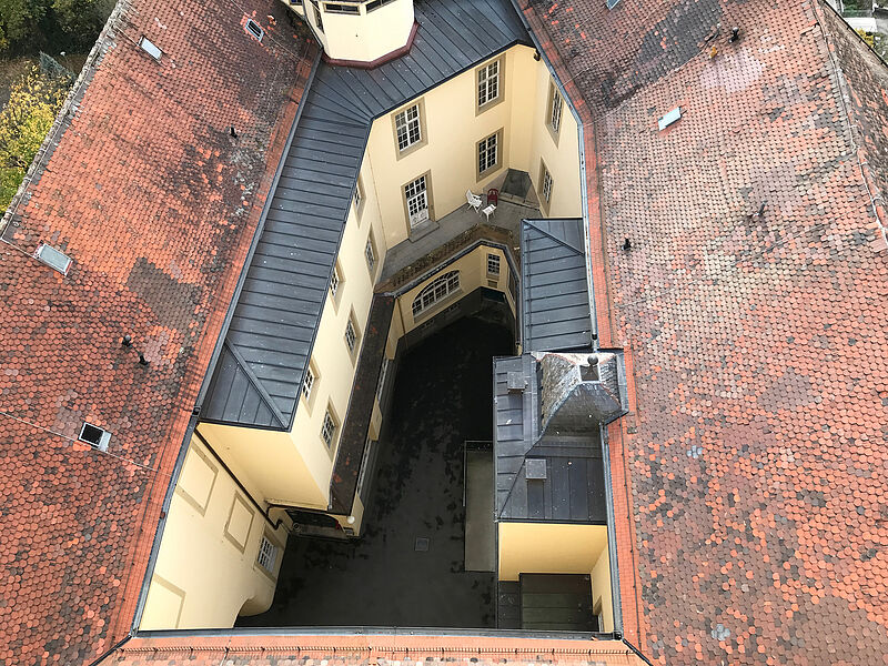 Schlossdach des Innenhofs. Foto: Lucian Binder ...