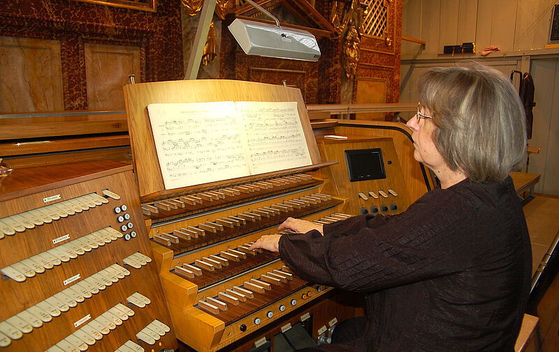 Ilse Maria Reich an der Orgel der St. ...
