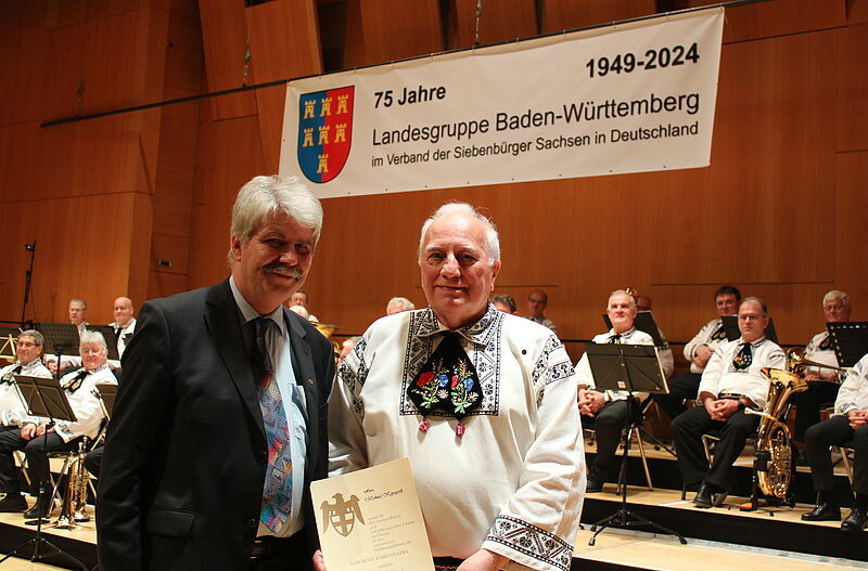Hartmut Liebscher (links) berreichte Michael ...