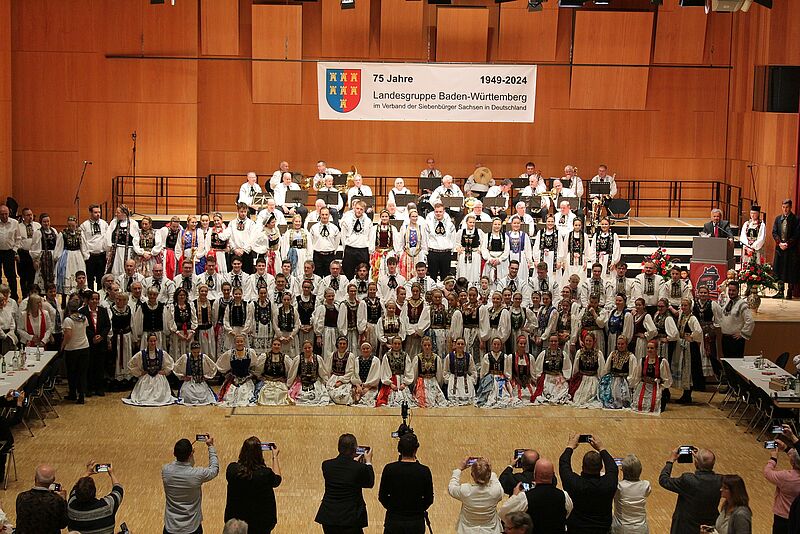 Tanzgruppen und Blaskapelle beim Abschlussbild; ...