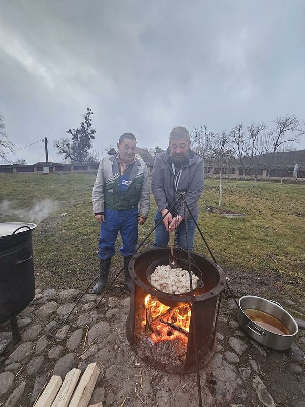 Frische Grieben über offenem Feuer. Foto: Anita ...