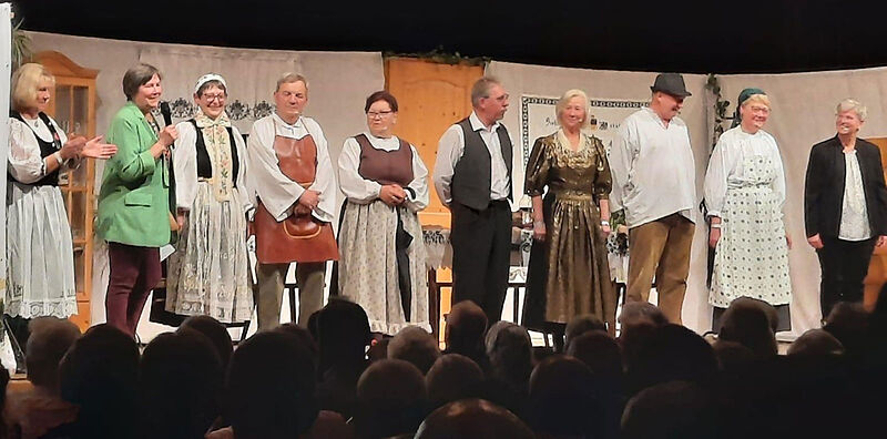 Doris Hutter (2. von links) dankt den ...