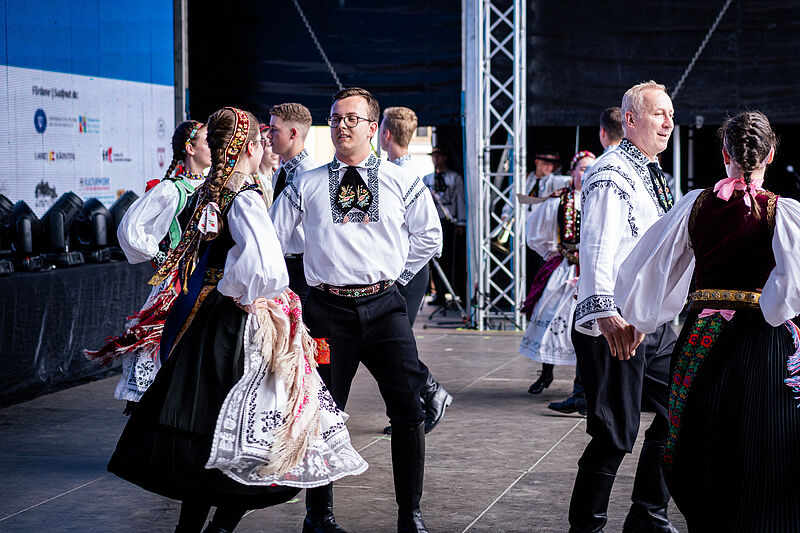 Die Siebenbrgische Jugendtanzgruppe Mnchen bei ...