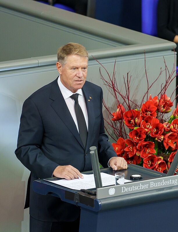 Staatspräsident Klaus Johannis hält die ...