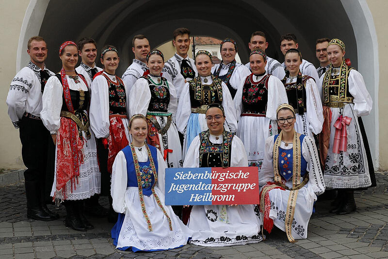 Die Tänzer der Siebenbürgischen Jugendtanzgruppe ...
