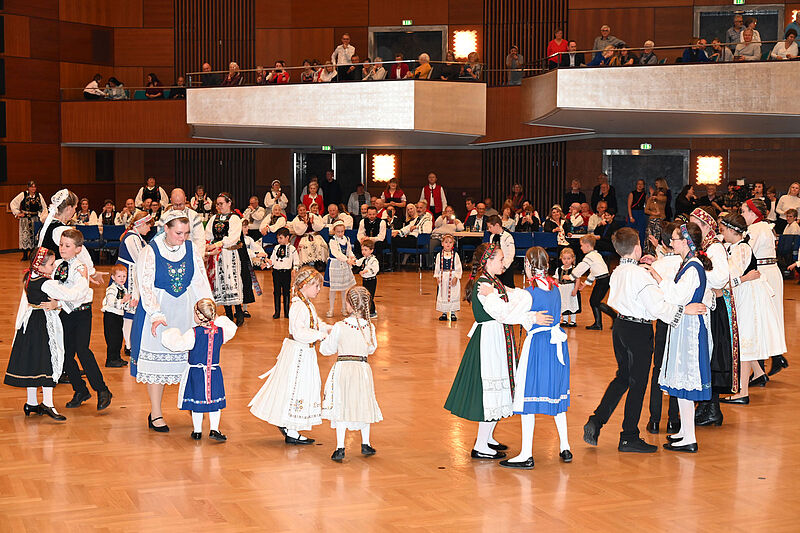 Den Festakt erffneten die Kindertanzgruppen der ...