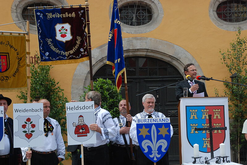 Karl-Heinz Brenndrfer mit dem Wappen des ...