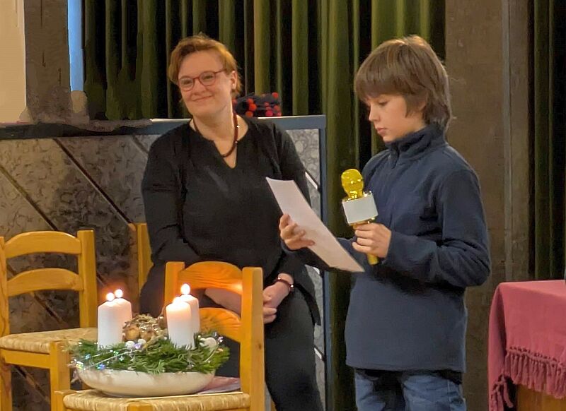 Emil trgt eine Weihnachtsgeschichte vor. Foto: ...