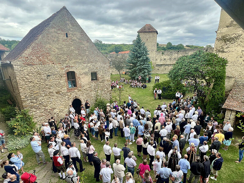 Kellinger Fest im Burghof der renovierten Kirche. ...