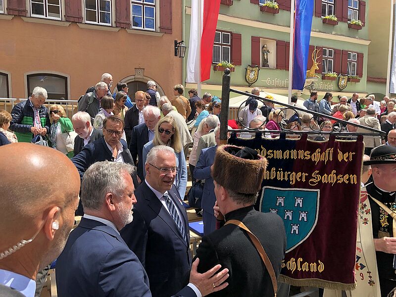 BdV-Prsident Dr. Bernd Fabritius (li.) stellt ...