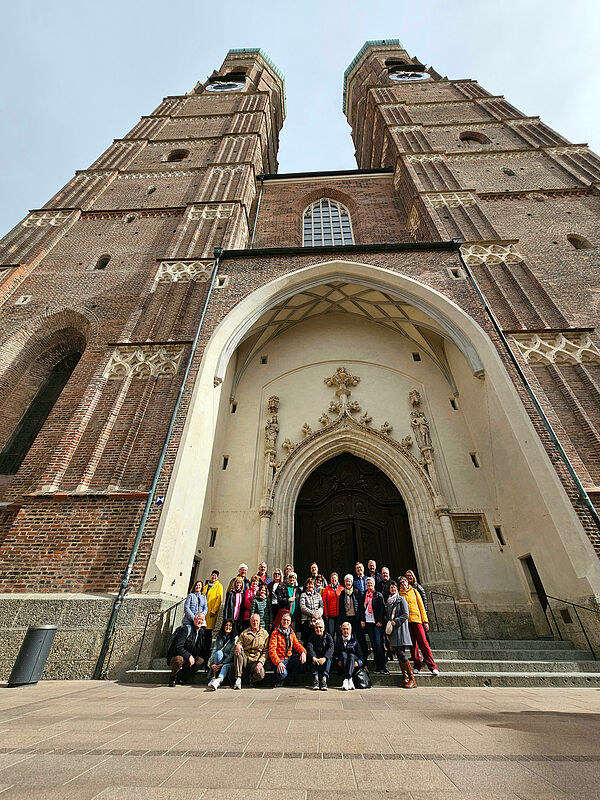 „Die Reiselustigen“ vor der Frauenkirche in ...