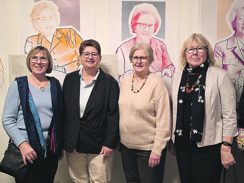 In der Frauenausstellung in München, von links: ...