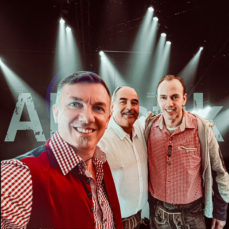 „Akustik3“ tritt am Pfingstsonntag im Festzelt ...