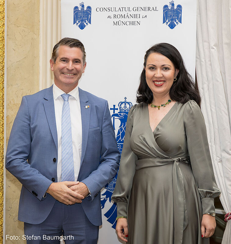 Generalkonsulin Miheia Diculescu-Blebea begrüßt ...