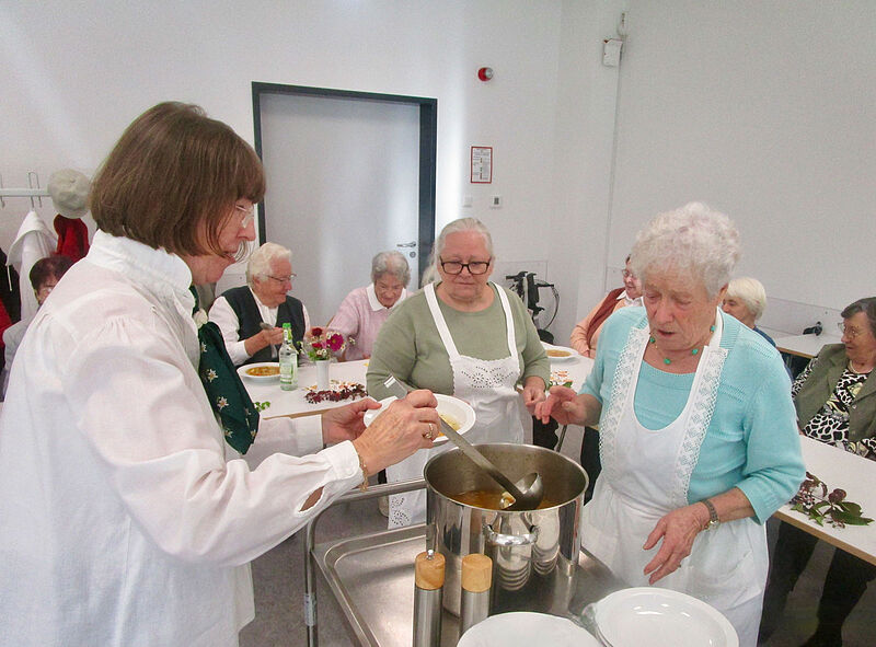 Erntefest mit Hermine Schuller-Bgelein (links), ...
