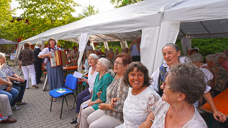 Gemeinsames Singen mit Hermine Schuller beim 13. ...