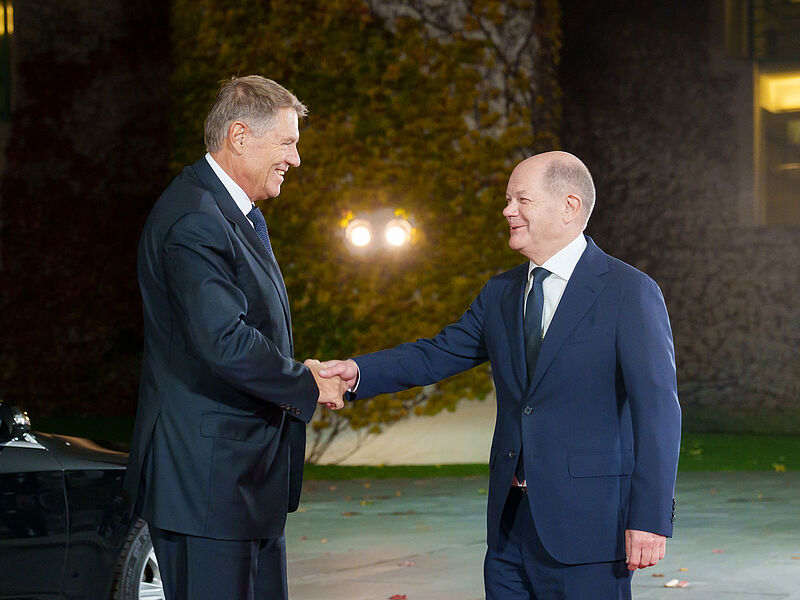 Bundeskanzler Olaf Scholz begrt Prsident Klaus ...