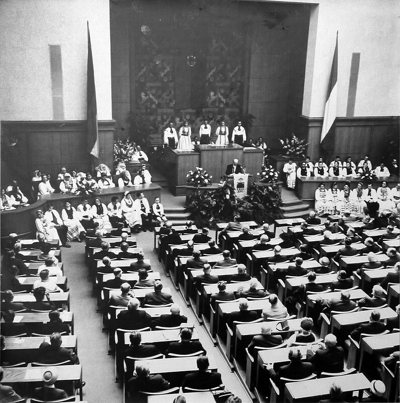 Historischer Moment: Im Plenarsaal des nordrhein ...