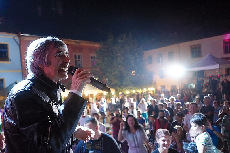 Ricky Dandel rockt auf dem Burgplatz in ...