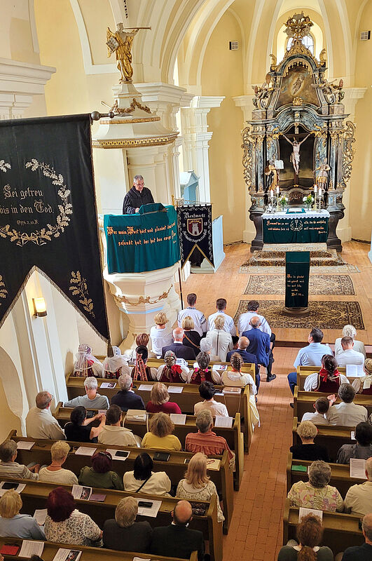 Beim Gottesdienst in der renovierten Kirche in ...