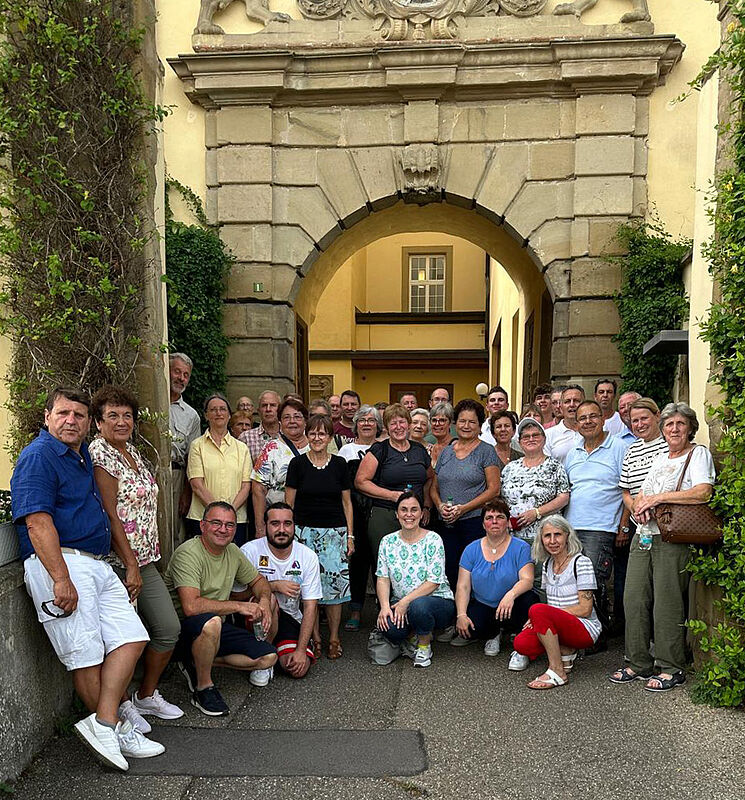 Reisende der Kreisgruppe Rosenheim auf Schloss ...