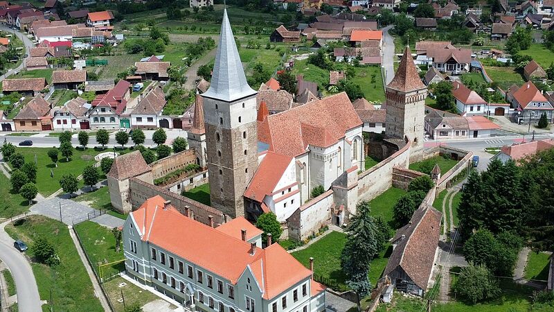 Die imposante Kirchenburg von Meschen im ...