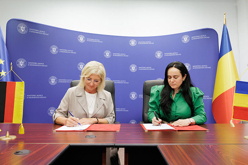 Bayerns Arbeitsministerin Ulrike Scharf (links) ...