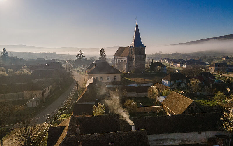 Die Kirche in Scharosch bei Fogarasch wird ...