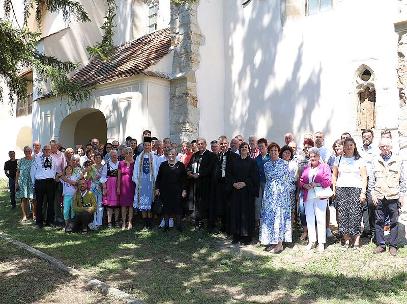 Erinnerungsfoto nach dem Gottesdienst vor der ...