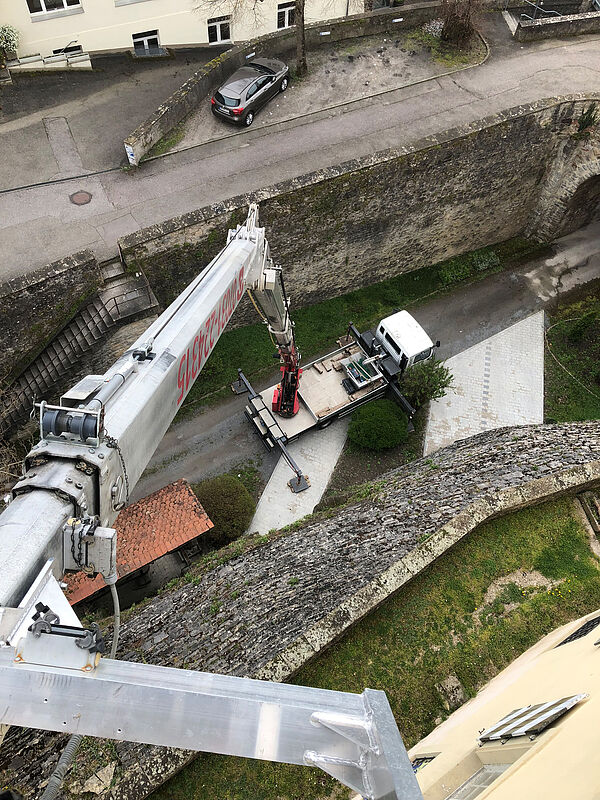 Eigener Kran im Burggraben des Schlosses zum ...