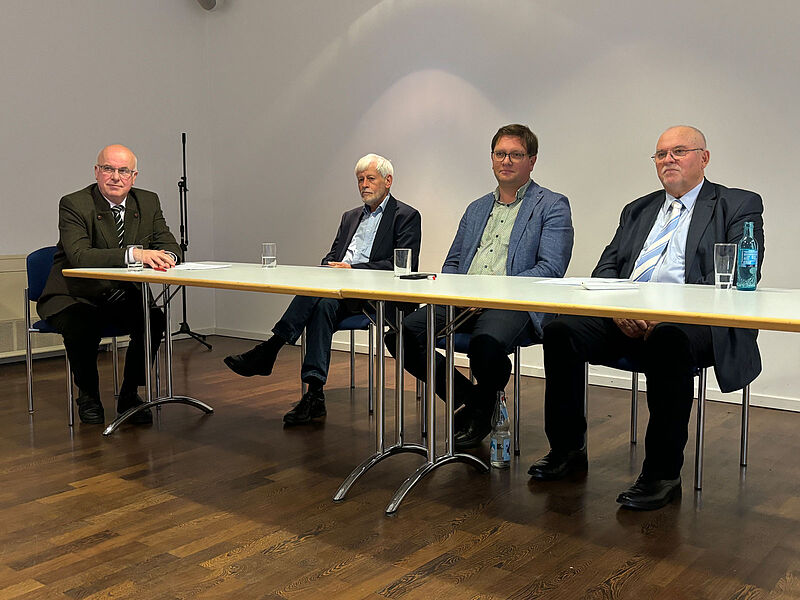 Diskussionsteilnehmer nach dem Vortrag in ...