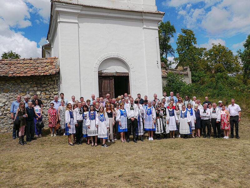 Die Gottesdienstbesucher vor dem Kirchturm in ...