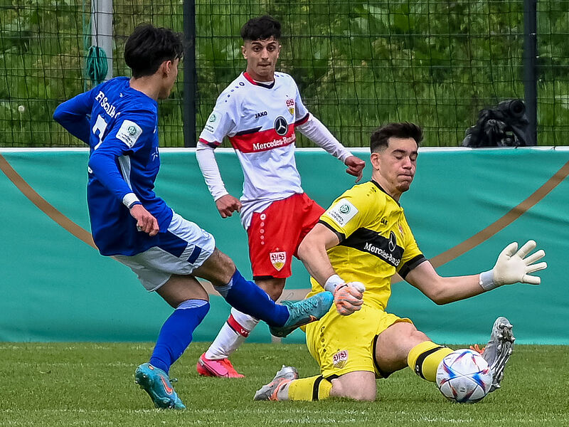Enes Kaan Rzgar (FC Schalke 04) scheitert an VfB ...
