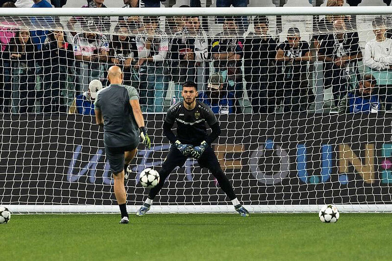 Torwart Dennis Seimen beim Warmschieen in Turin ...